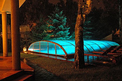 Schwimmbadüberdachung Elegant-Neo bei Nacht