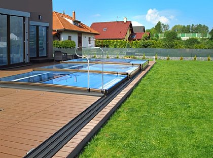 Schwimmbadüberdachung Terra mit Haltegriff