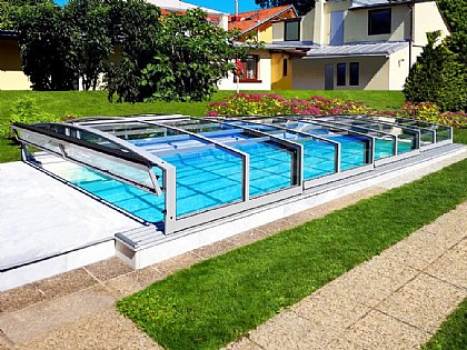 Schwimmbadüberdachung Viva mit Klappe in der Frontwand