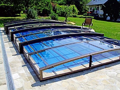 Schwimmbadüberdachung Viva in Klar-Glas