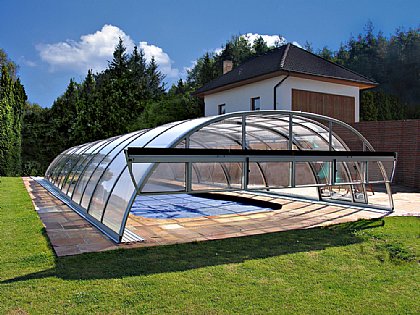 Schwimmbadüberdachung Tropea mit Klappe in der Stirnwand