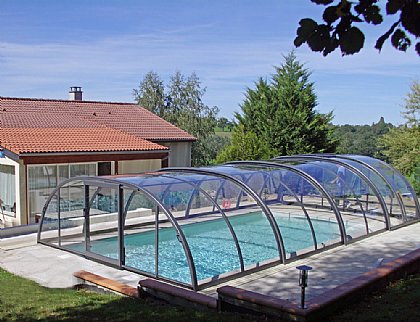 Schwimmbadüberdachung Tropea mit Schibetür in der Rückwand