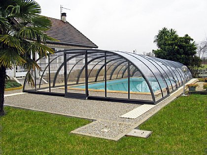 Schwimmbadüberdachung Tropea mit Schiebetür in der Frontwand