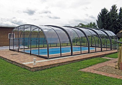 Schwimmbadüberdachung Laguna mit Schienenverlängerung