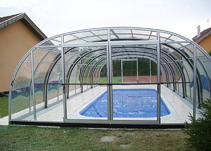 Schwimmbadüberdachung Laguna mit Schiebetür