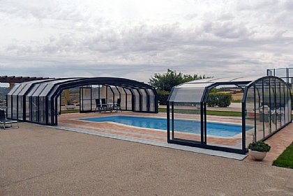 Schwimmbadüberdachung teilweise Aufgeschoben