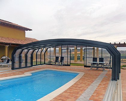 Schwimmbadüberdachung Ocenainc Aufgeschoben