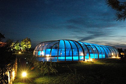 Schwimmbadüberdachung Olympic bei Nacht