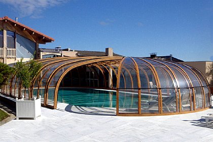 Schwimmbadüberdachung Olympic mit Holz Optik