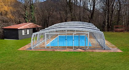 Schwimmbadüberdachung Omega mit Falttür