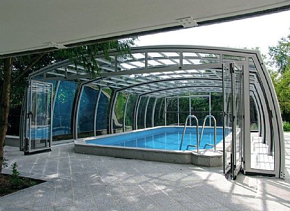 Schwimmbadüberdachung Omega mit herausragenden Pool