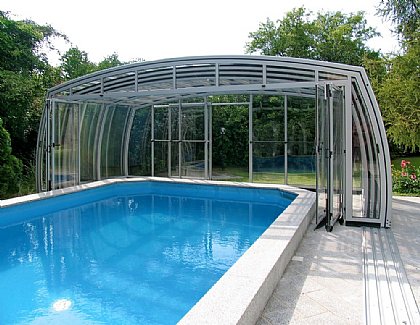 Schwimmbadüberdachung Omega aufgeschoben