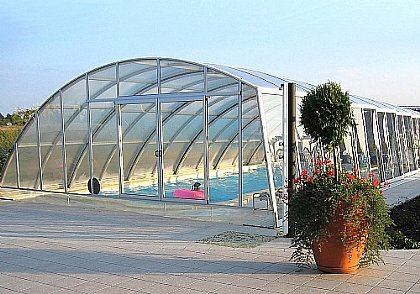 Schwimmbadüberdachung Ravena mit Schiebetür