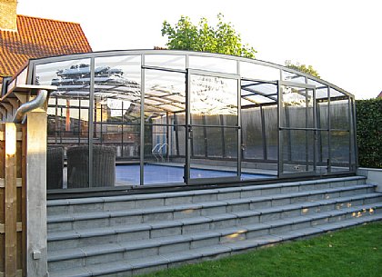 Schwimmbadüberdachung Venezia mit Mauerführung