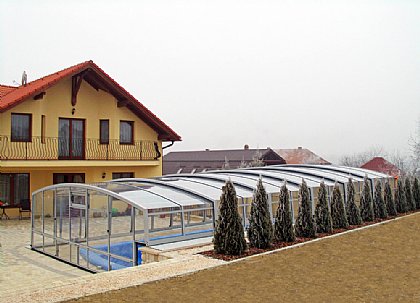 Schwimmbadüberdachung Venezia mit Mauerführung