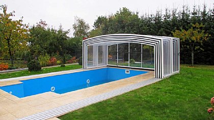Schwimmbadüberdachung Vision ganz aufgeschoben