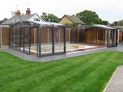 Schwimmbadüberdachung Vision teilweise aufgeschoben