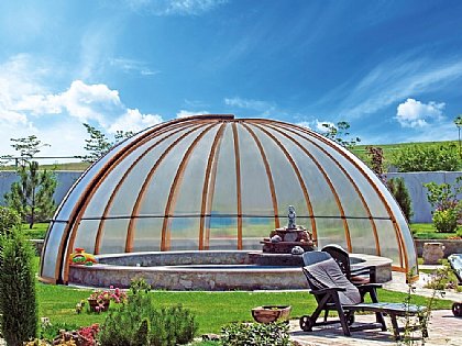 Schwimmbadüberdachung Orient mit teilweise versenkten Schwimmbad