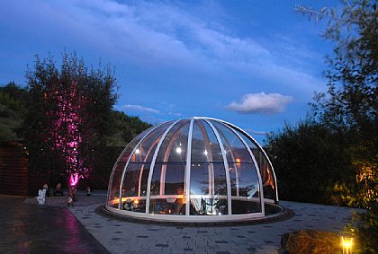 Schwimmbadüberdachung Orient bei Nacht