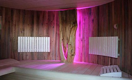 Sauna mit Sitzbank und Farblicht