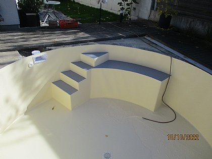 Rundbecken mit Treppe und Sitzbank