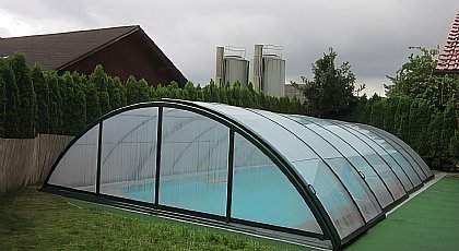 Schwimmbadüberdachung nach der Reparatur