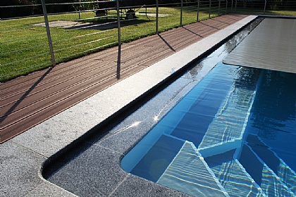 Überlaufbecken mit Treppe und Sitzbank