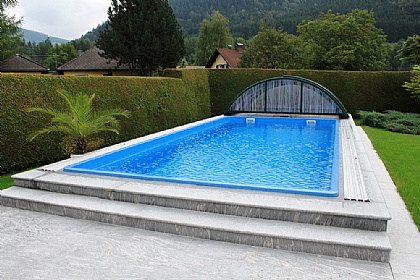 Keramikpool mit Treppe