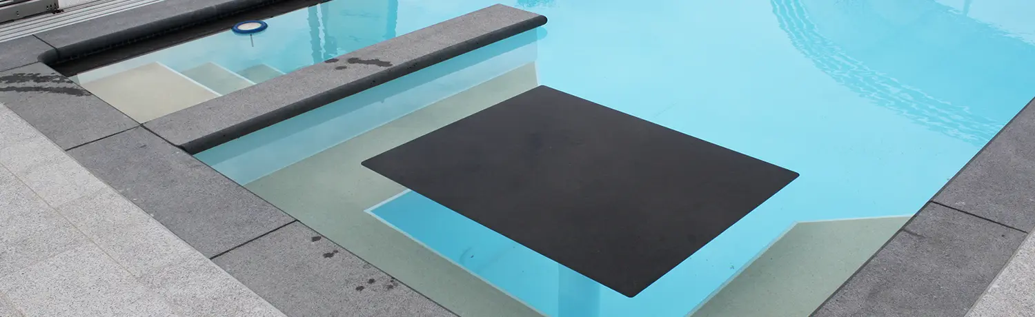 Moderner Pool mit Stehtisch